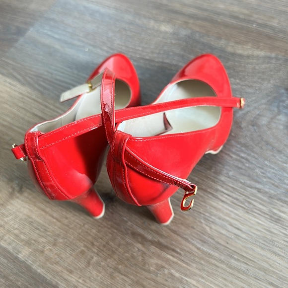 Poolside red high heel. - Picture 5 of 6